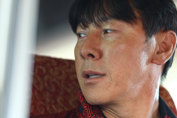 Tu choi xe rieng, HLV Shin Tae-yong di bus cung U23 Indonesia hinh anh