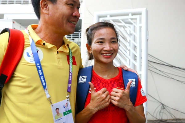 Nguyen Thi Oanh vui mung khi gianh HCV dien kinh dau tien o SEA Games hinh anh