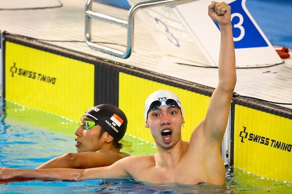 Huy Hoang bo cach doi thu Singapore nua vong be hinh anh