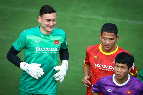 Anh Duc bi dong doi cu o tuyen Viet Nam treu hinh anh