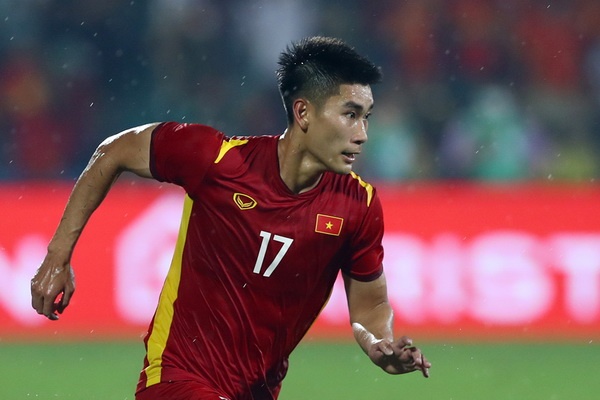 Nham Manh Dung phai bat gon khi U23 Viet Nam con 10 nguoi hinh anh