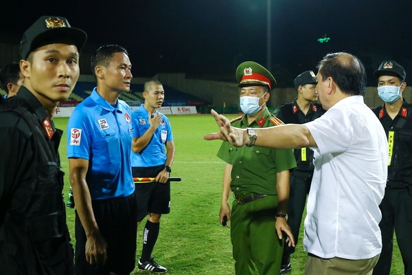 Canh sat hoi y truoc khi ho tong trong tai o Thanh Hoa hinh anh