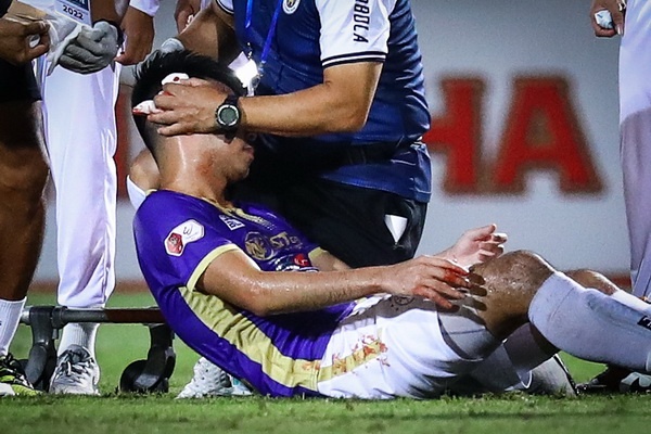 Duc Huy vao thang benh vien trong tran thang HAGL hinh anh