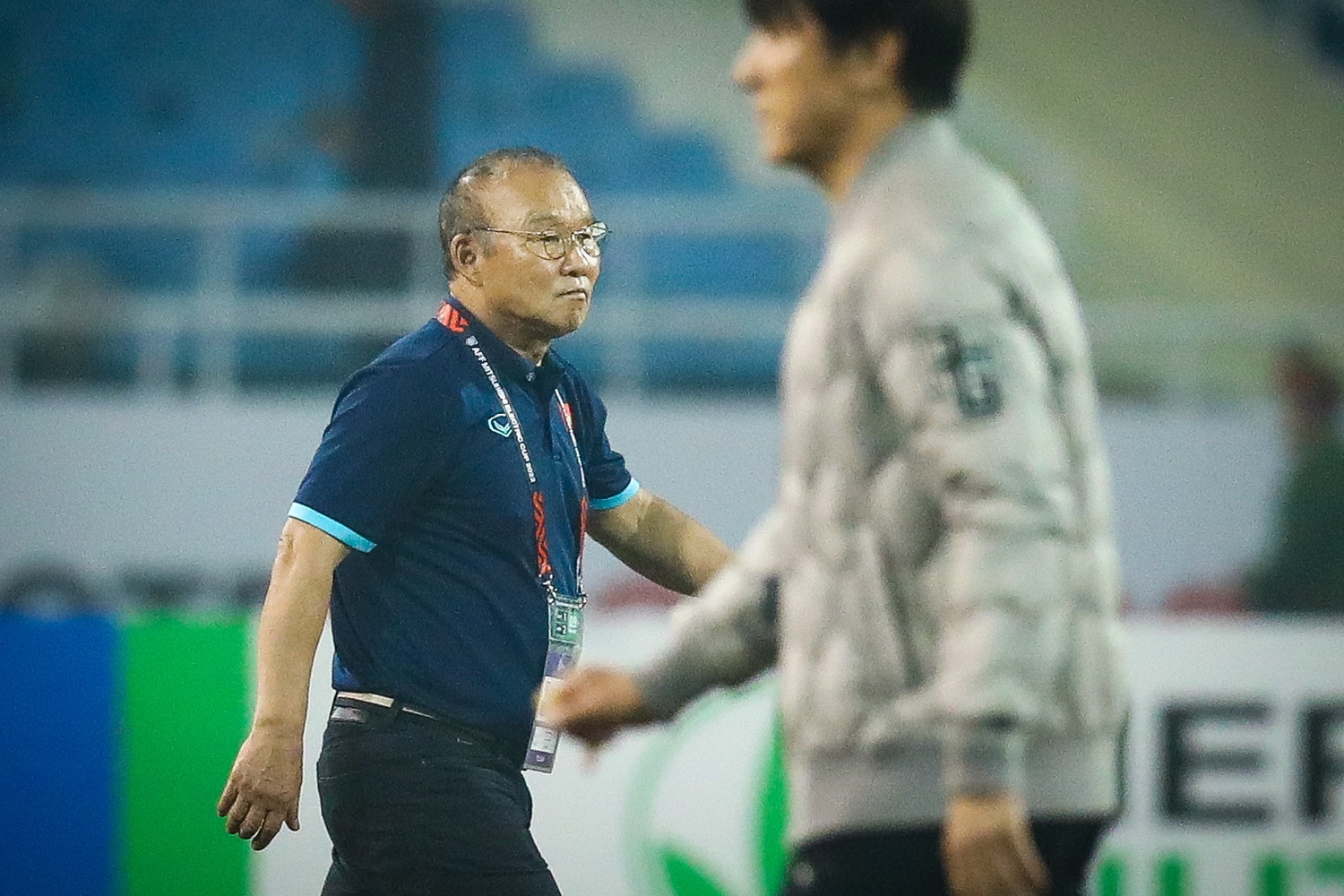 HLV Park va ong Shin Tae-yong lanh lung buoc qua nhau hinh anh