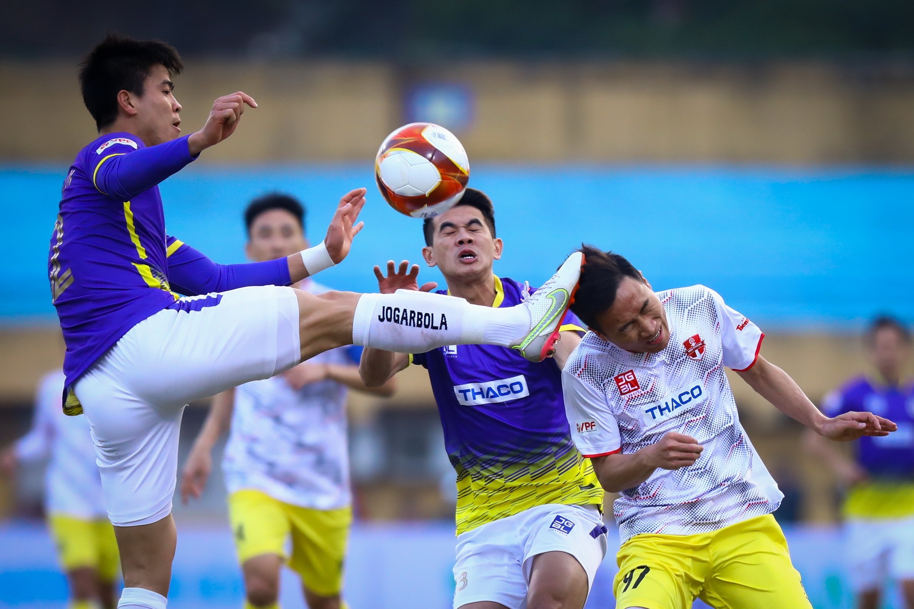 Duy Manh xin loi vi dap vao dau Viet Hung hinh anh