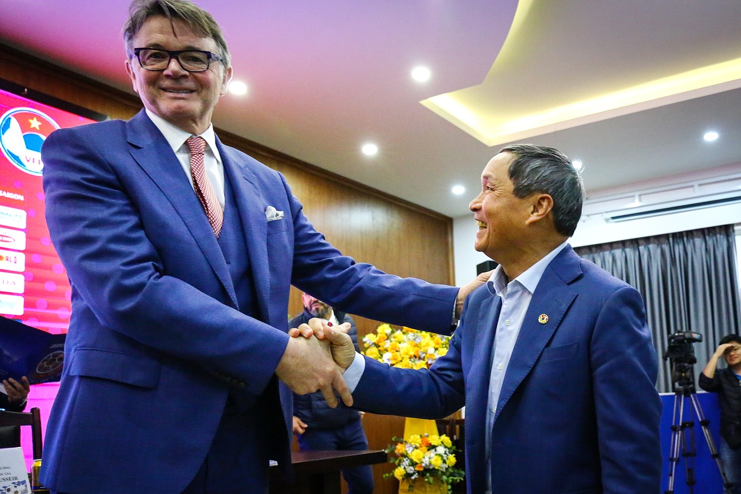 HLV Mai Duc Chung chuc mung ong Troussier hinh anh