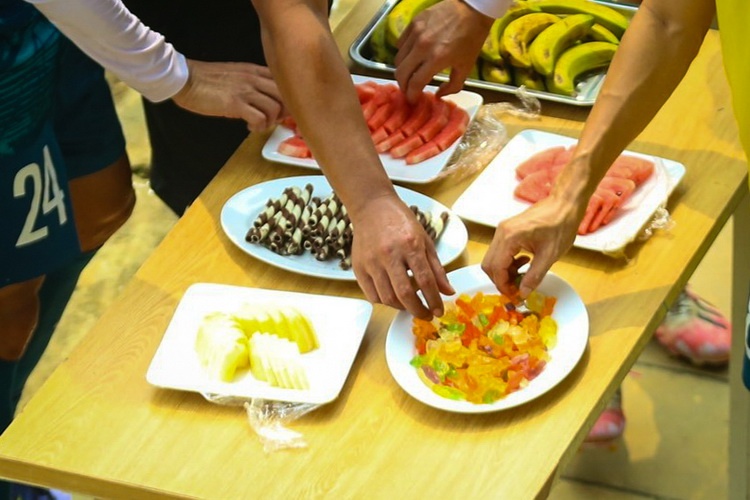 Banh que, chip chip trong buoi tap cua tuyen Viet Nam va U23 hinh anh