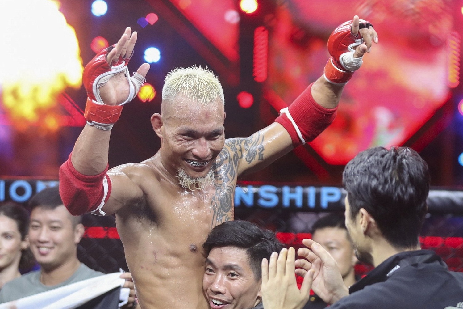 Ly Tieu Long dau Quang Loc o khai mac mua MMA Viet Nam hinh anh