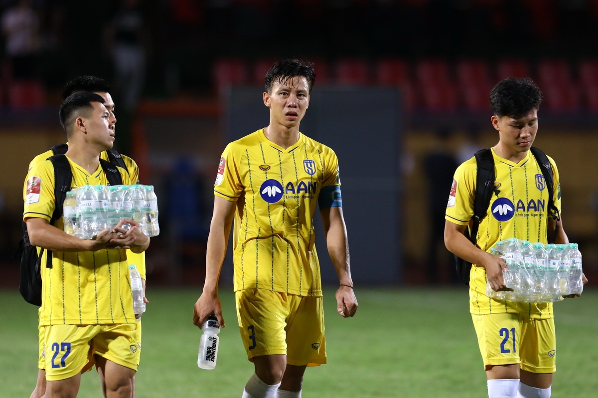 Phan ung hai HLV ve tranh cai trong tran thua cua SLNA hinh anh