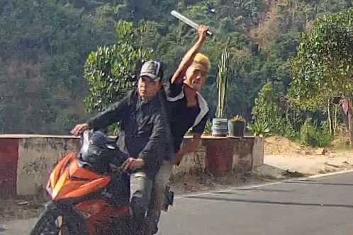 Vung ma tau chem vao oto dang luu thong tren deo hinh anh