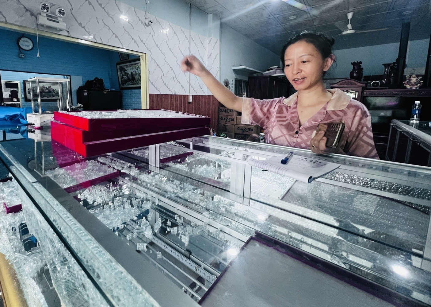 Chu tiem vang o Binh Duong bi nhom cuop chia sung vao nguoi hinh anh