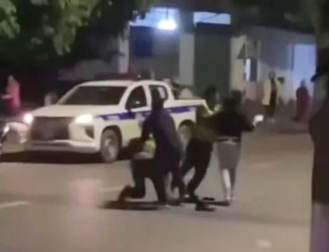 Tam giu 2 doi tuong vi pham nong do con, tan cong canh sat hinh anh