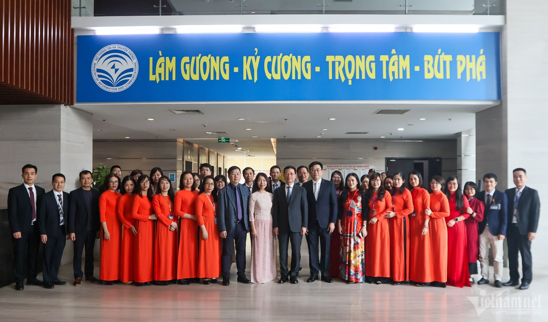 Doi moi xuat ban anh 4