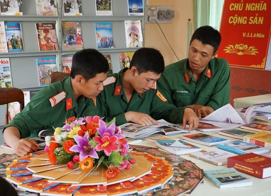 Sach la nguoi ban goi dau giuong cua bao chien si hinh anh