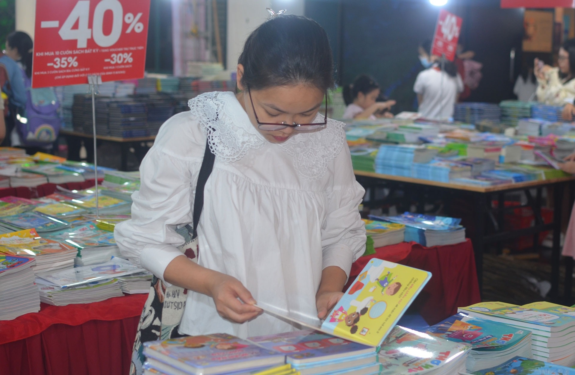 Tre em doc sach,  Van hoa doc,  Internet anh 2