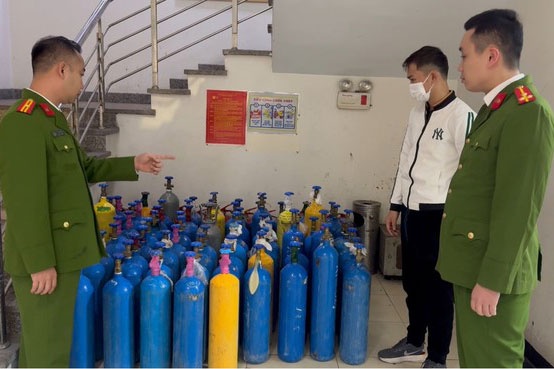 Dot kich kho khi cuoi nam trong bai trong giu xe o Ha Noi hinh anh