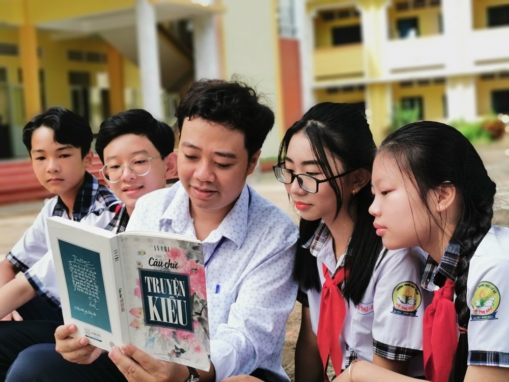 'Khen hoc sinh truoc day thuong chi la tien nay co kem theo sach' hinh anh