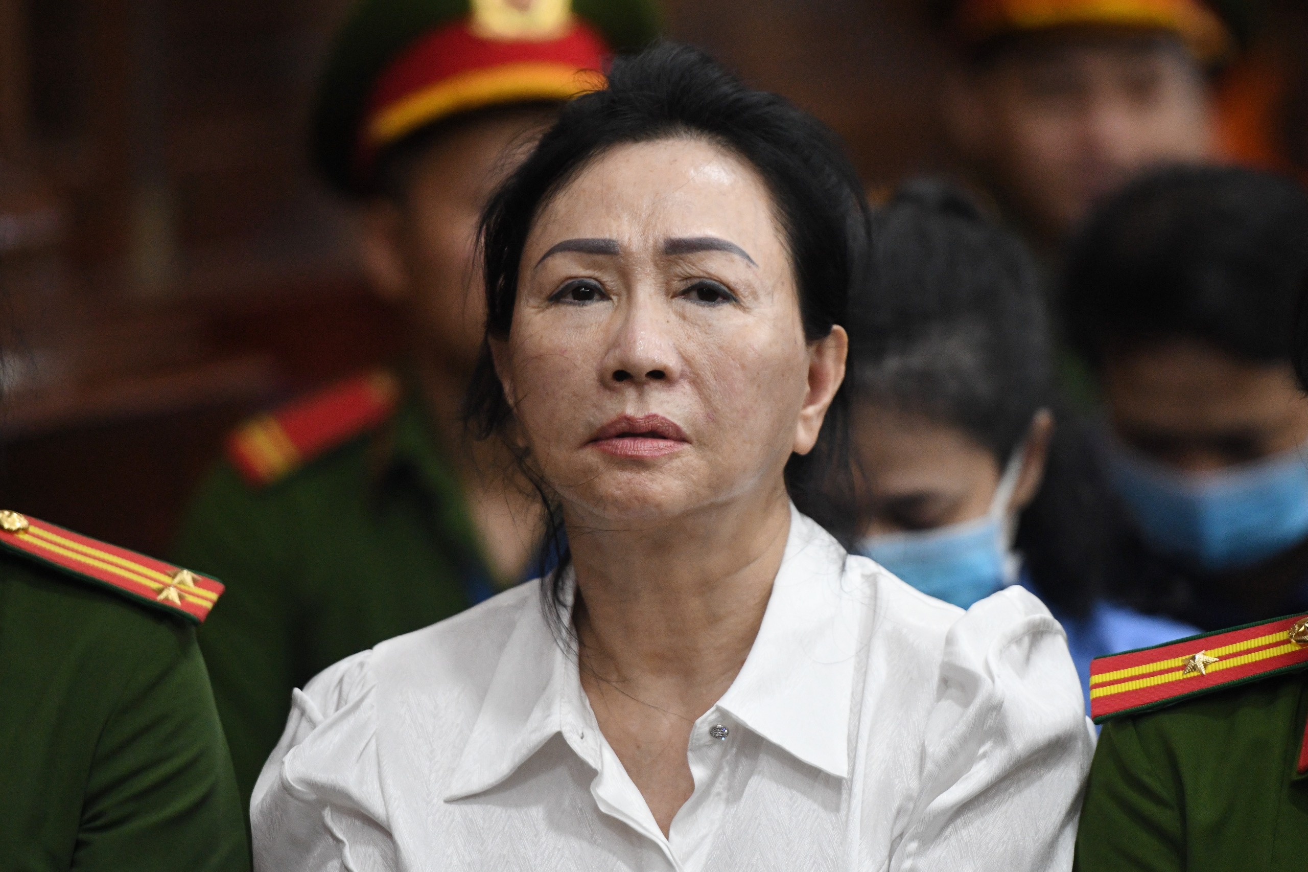 Cuu lanh dao SCB khai qua trinh phat hien 'vai tro' cua Truong My Lan hinh anh