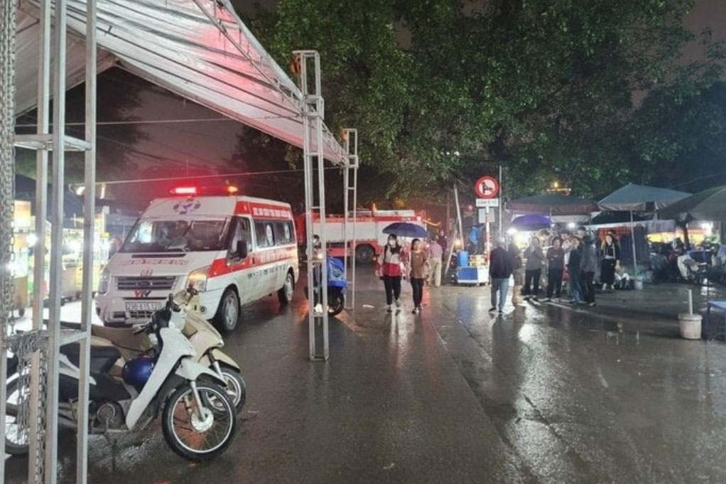 Tu lanh chay trong nha tro gay khoi dam dac, nhieu nguoi hoang loan hinh anh