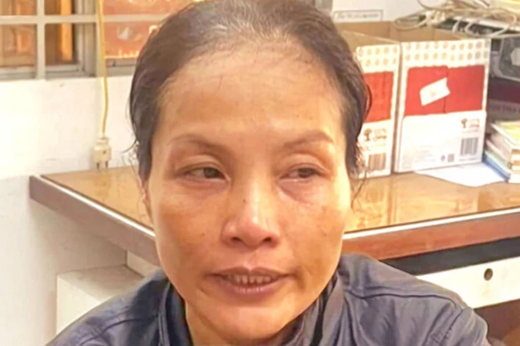 Nguoi phu nu tron truy na bi bat khi den tham nha ban trai hinh anh