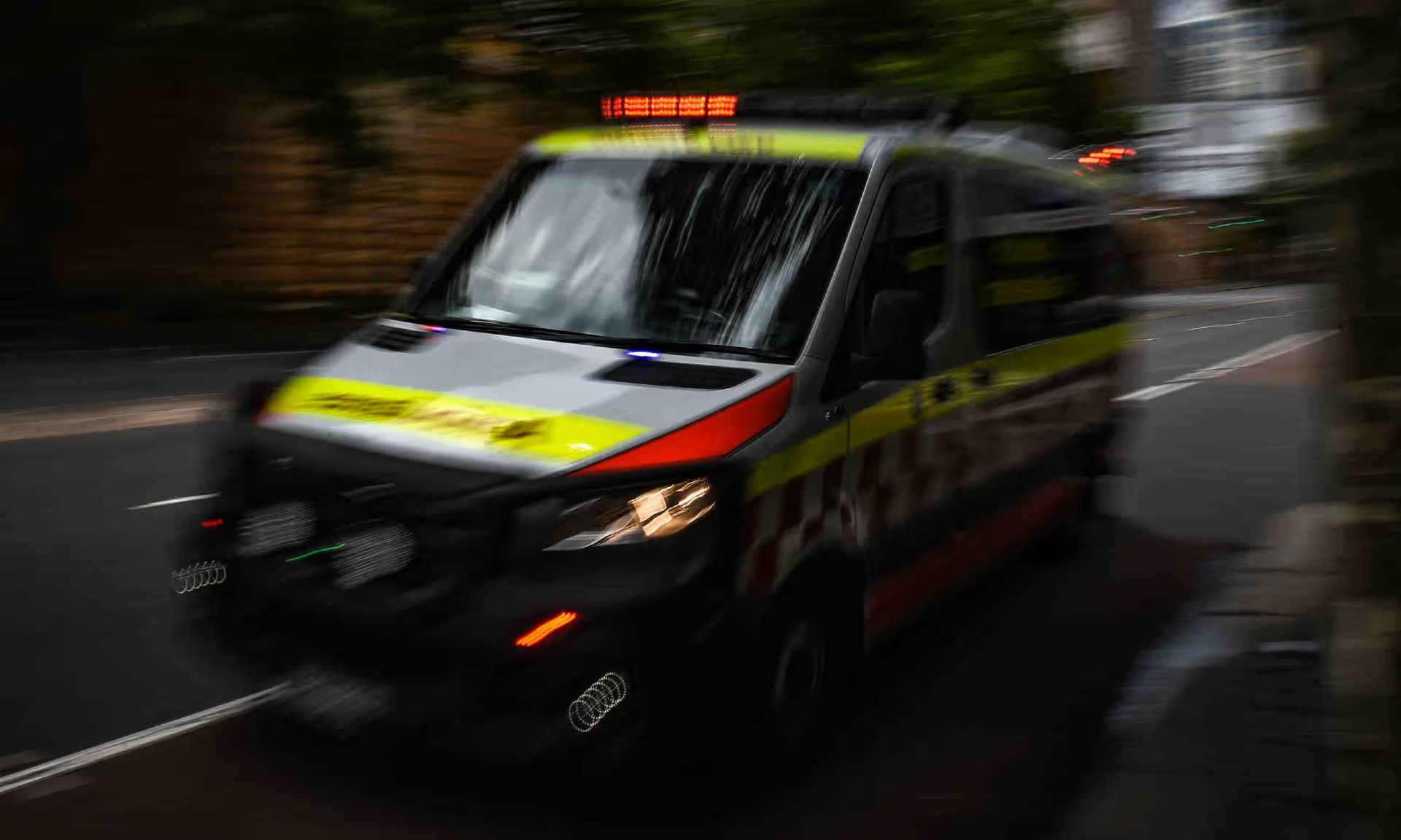 Tai nan hy huu, bi oto tong ngay trong trung tam thuong mai hinh anh