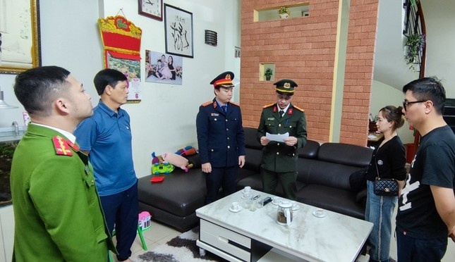 Bat nu giam doc mua ban hoa don tai Ha Nam hinh anh