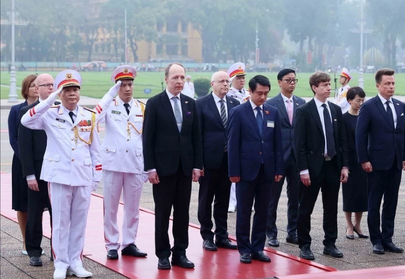 Vuong Dinh Hue anh 16