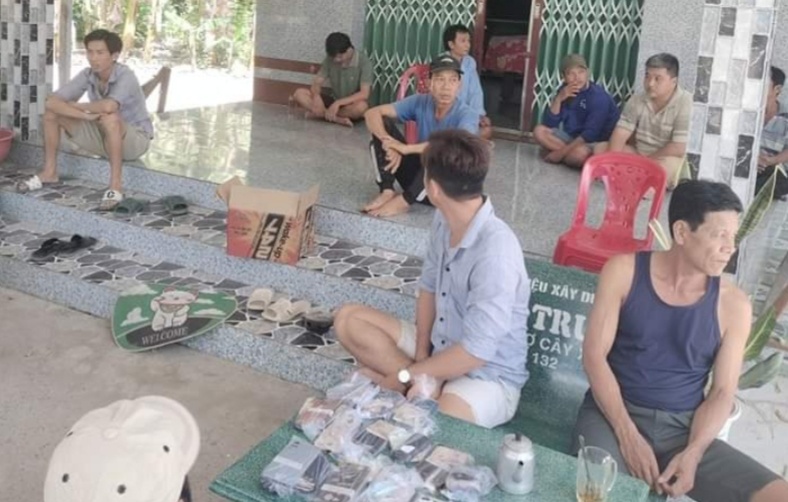 Bat qua tang 18 nguoi tu tap o quan ca phe de danh bac qua mang hinh anh