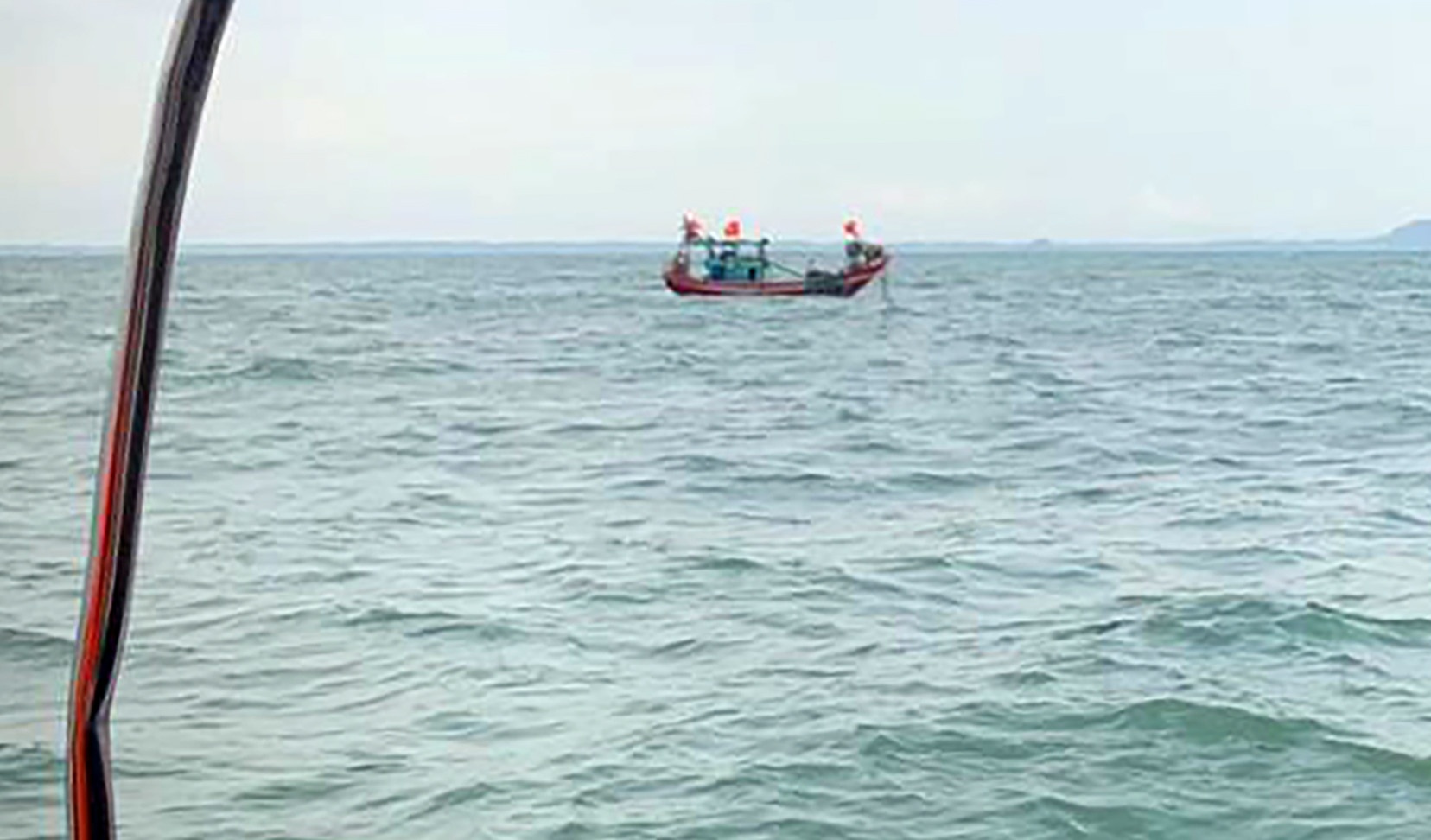 Tim thay 2 thi the mac ket trong tau ca bi chim tren bien o Nghe An hinh anh