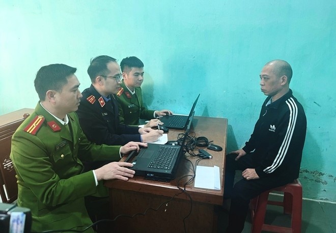 Khoi to nguoi dan ong say ruou, dam vao mat canh sat hinh anh