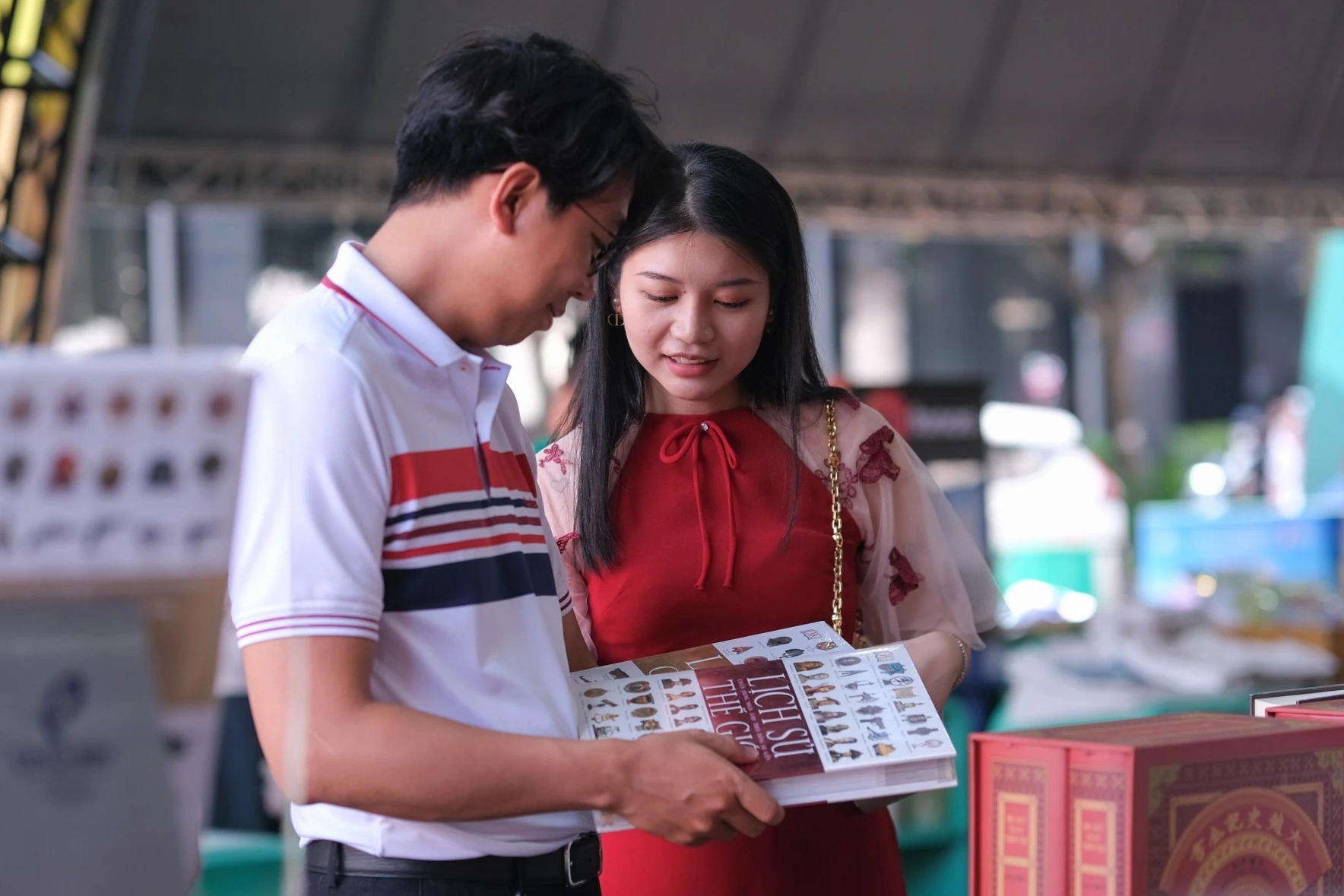 Sach 3D, trinh dien mapping tai Ngay Sach va Van hoa doc Viet Nam 2024 hinh anh