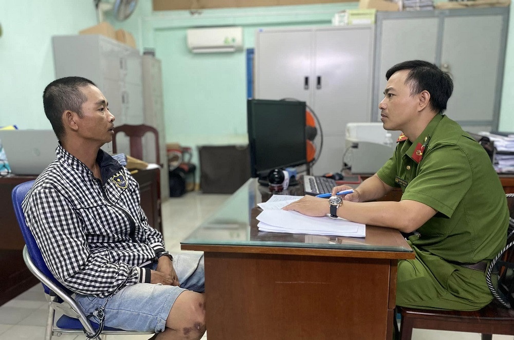 Phat hien nguoi dan ong cat giau 21 kg nghi la ma tuy hinh anh