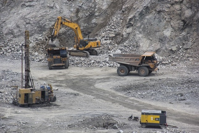 Khai thac khoang san anh 1