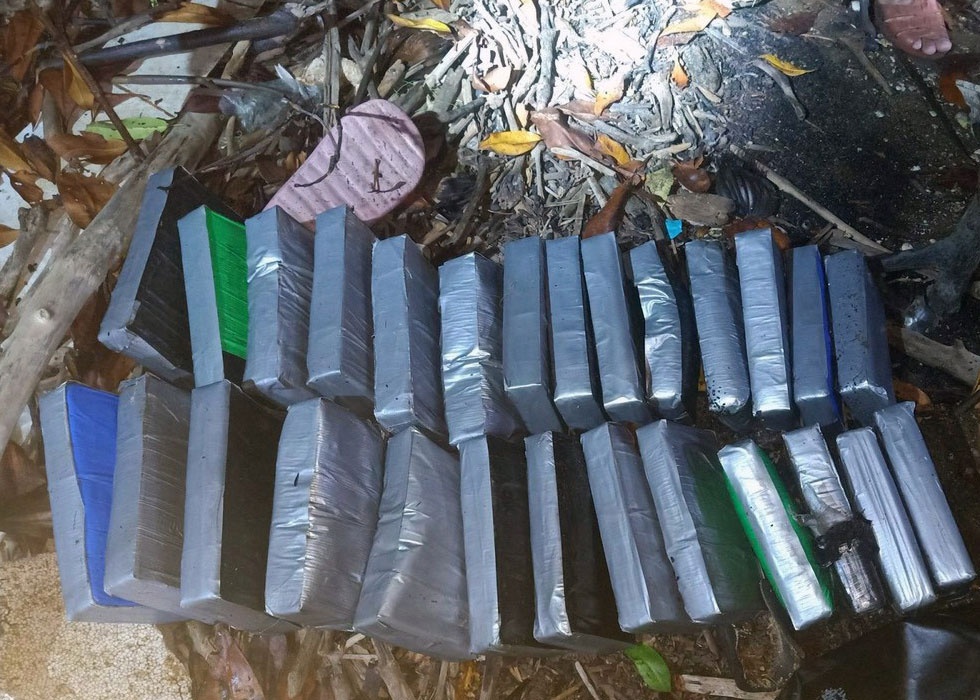 Cong an thong tin vu hon 50 tui nghi ma tuy troi dat vao bo bien hinh anh