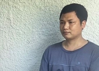 Lai xe dau keo vao duong cam, tong xe canh sat giao thong de bo chay hinh anh