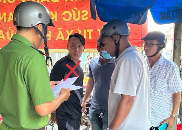 Bat hung than cho vay lai nang Hieu 'ga' o cho Soc Trang hinh anh