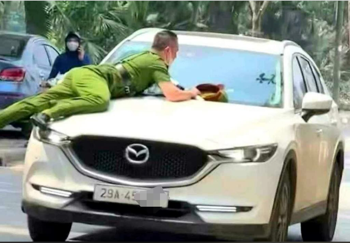 Bat tai xe hat cong an len nap capo chay 200 m tren duong o Ha Noi hinh anh