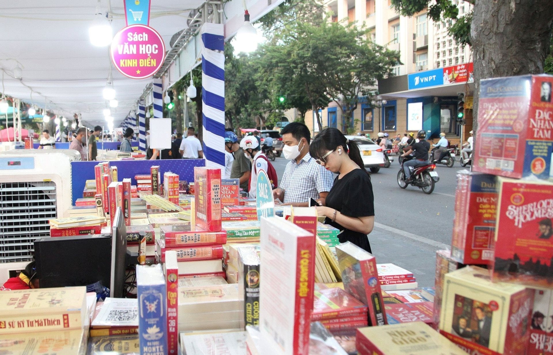 Hoi sach Ha Noi quy mo lon ky niem 70 nam Ngay Giai phong Thu do hinh anh