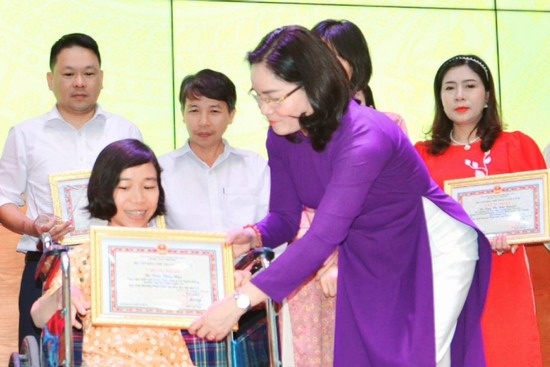 Nguoi phu nu khuyet tat gianh 'Giai thuong phat trien van hoa doc' hinh anh