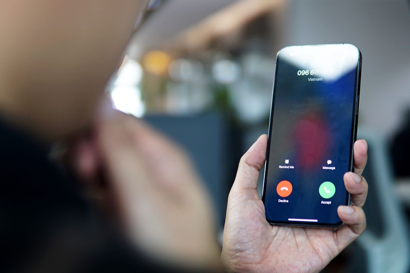 Bi lua hon 100 ty, chu tich huyen xin nghi phep de 'phoi hop dieu tra' hinh anh