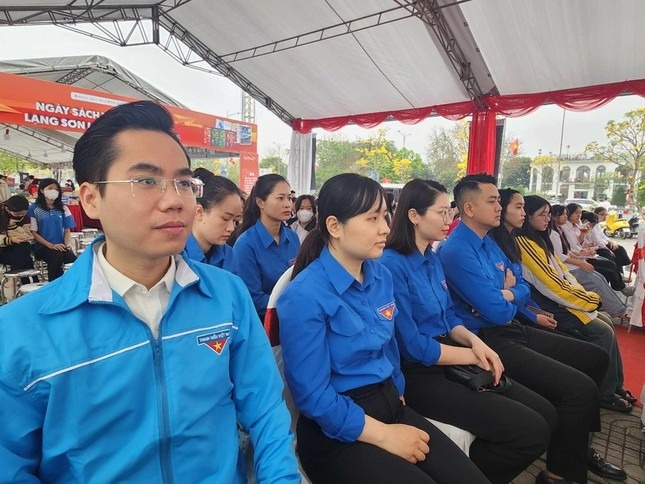 Gioi tre xu Lang hao hung voi sach va van hoa doc hinh anh