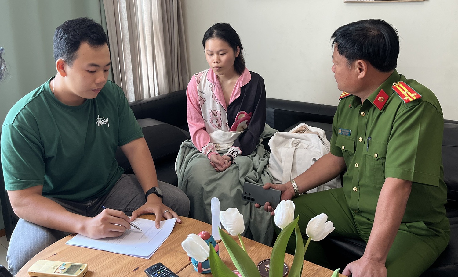 Cong an TP.HCM giai cuu 2 be gai mat tich o pho di bo Nguyen Hue hinh anh