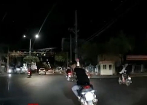 Nhom doi tuong chay xe net po, dan hang ngang, gay han voi tai xe oto hinh anh