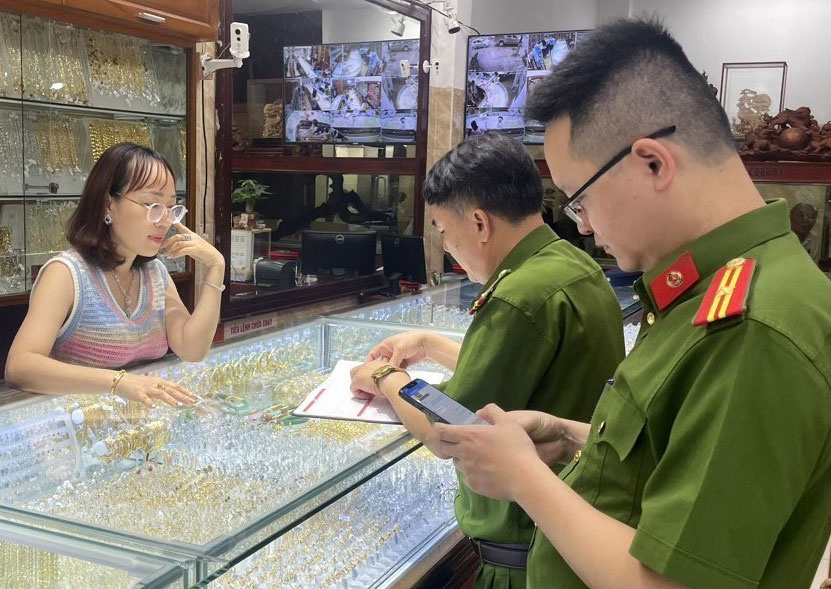 Tam giu nhieu trang suc co dau hieu la hang gia mao thuong hieu hinh anh