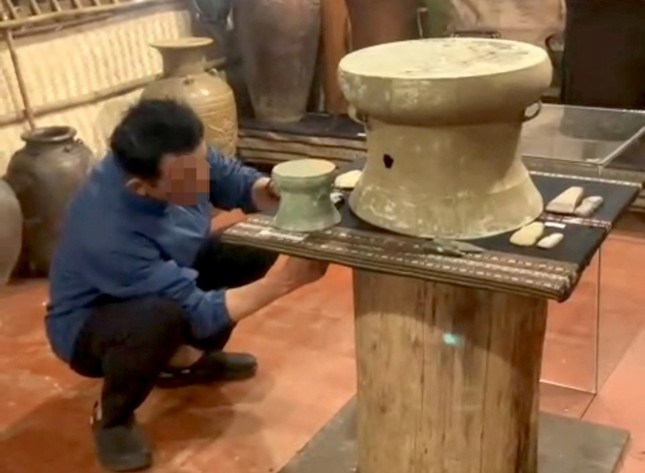 Can bo ngan hang lay 2 hien vat co de lam 'phep thu' cong tac bao ve? hinh anh