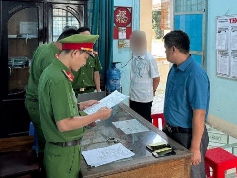 Bat giam doc van phong dang ky dat dai o Kon Tum cung thuoc cap hinh anh