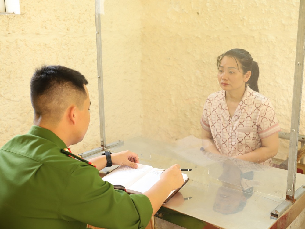 Bat 'ba trum' vu lua 7.000 nguoi mua dien thoai, chiem doat hon 90 ty hinh anh