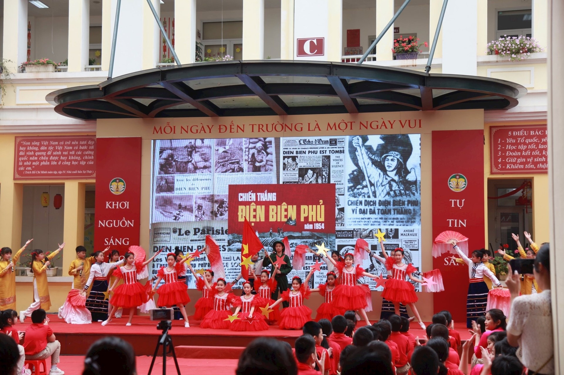 San khau hoa tac pham van hoc de 'hut' hoc sinh hinh anh