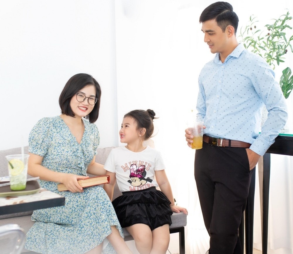 'Toi chon sach lam cong cu de thai giao va dong hanh cung voi con' hinh anh