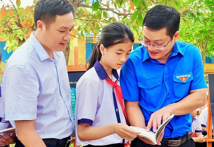 Hue phat trien phong trao doc sach trong thanh thieu nhi hinh anh